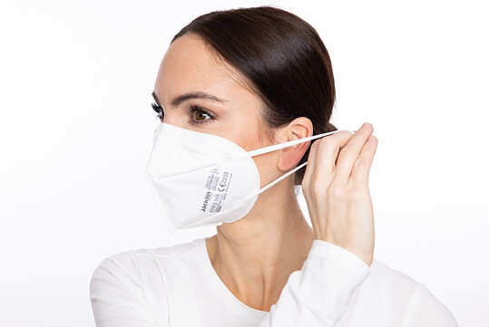 jaecklin-medcial-ffp2-maske-model Weibliches Model mit Jäcklin Medical FFP2 Makse